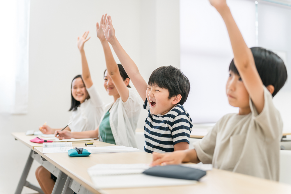 授業において元気に手を挙げる児童