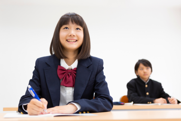 笑顔で授業を聴く制服姿の生徒