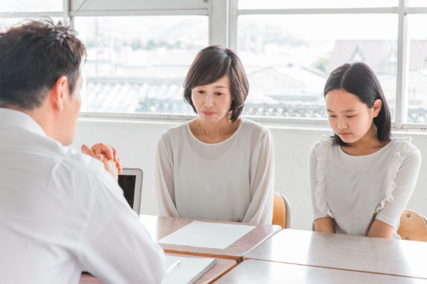 三者面談で落ち込む親子