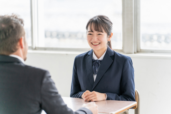 教師と面談する生徒